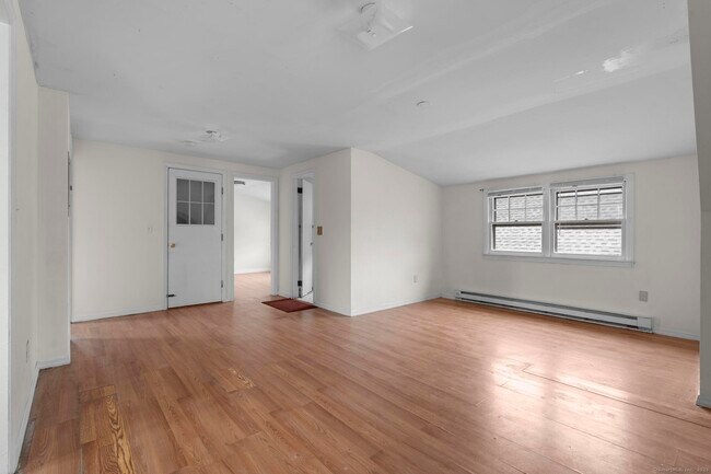 Building Photo - 72 Maple St