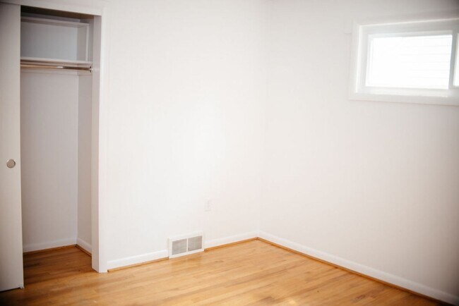 Building Photo - 425 Spring Dr