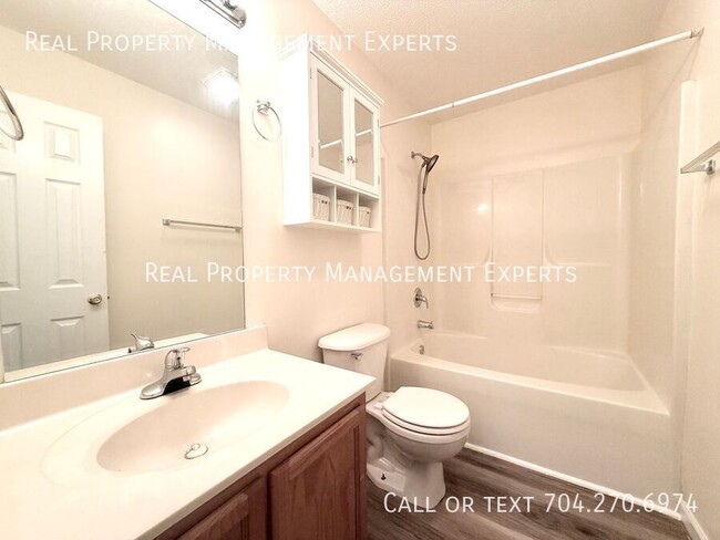 Building Photo - 123 Garden St