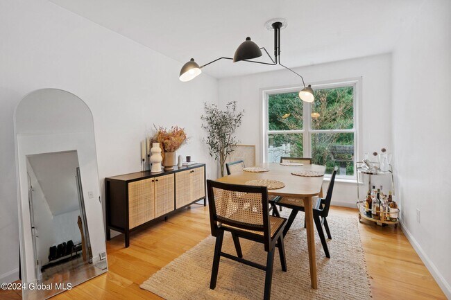 Building Photo - 9 Oxford Dr