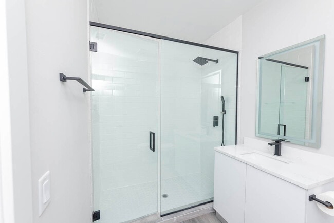 Building Photo - 2000 W 22nd Pl