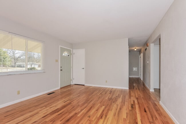 Building Photo - Fantastic 3bd/2ba home! Let yourself in!