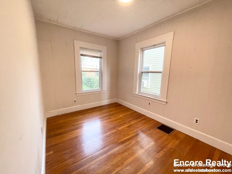 Building Photo - 122 Buttonwood St