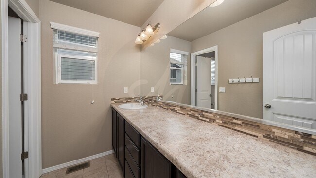 Building Photo - Stunning 5 bedroom home in Banning Lewis R...