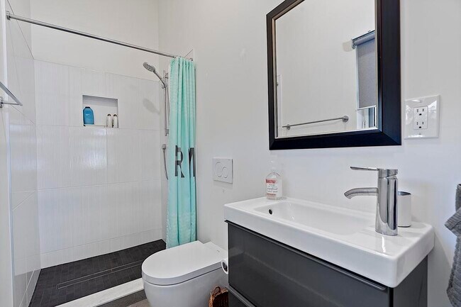 Building Photo - 112 S J St