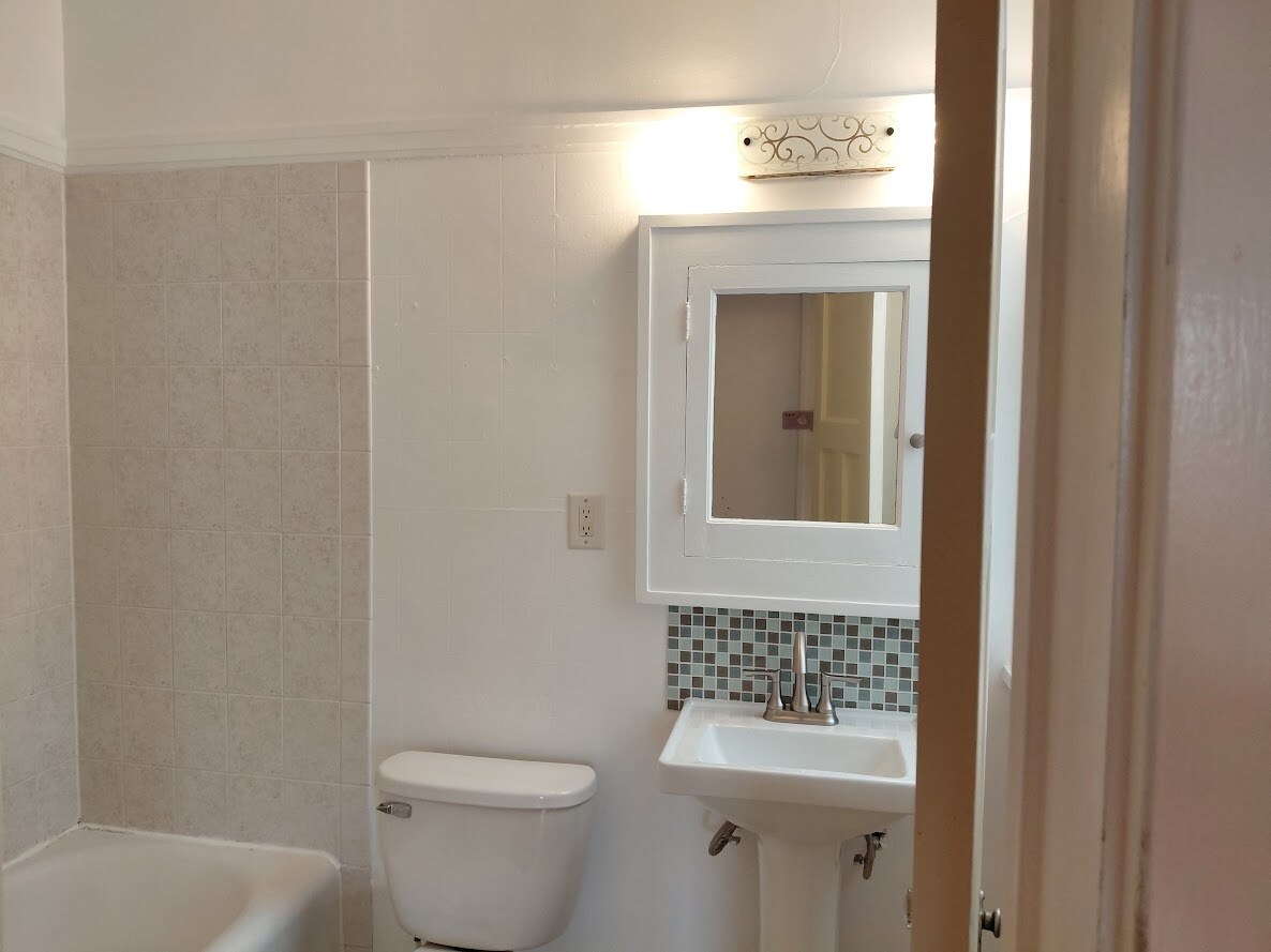 Building Photo - 4552 W Wells St