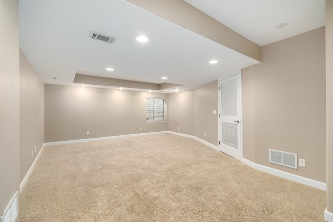 Building Photo - This beautiful 3-bedroom, 3-bathroom in Parker