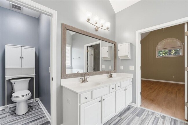 Building Photo - 726 Gardenside Cir SE