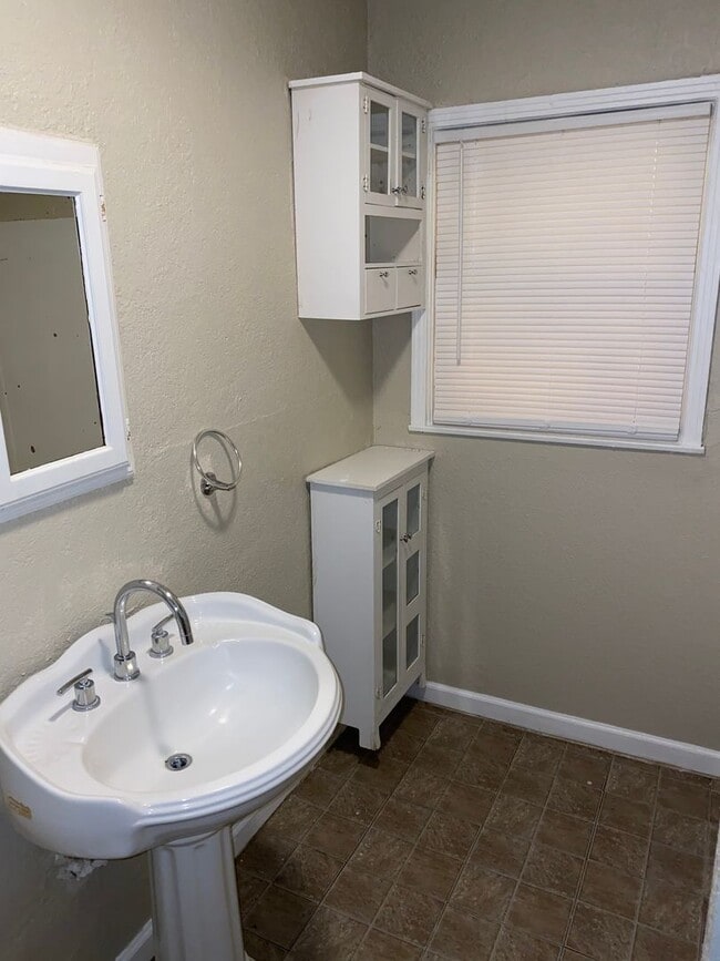 Building Photo - $99 move in today! Large 1/1-Pet friendly