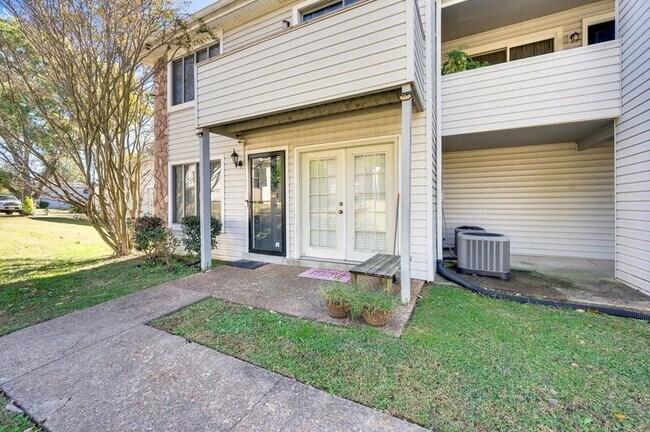 Building Photo - 810 Bellevue Rd