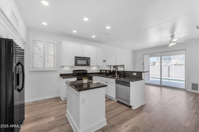 Building Photo - 2318 E Sunland Ave