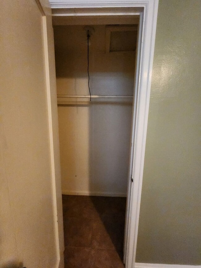 Building Photo - Upstairs Apartment Above Holly Market