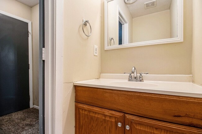 Building Photo - 3 Bedroom 2.5 Bath House