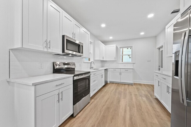 Building Photo - Top of the line House in West Campus for A...