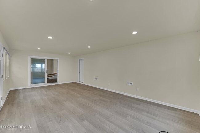 Building Photo - 895 Raleigh Dr
