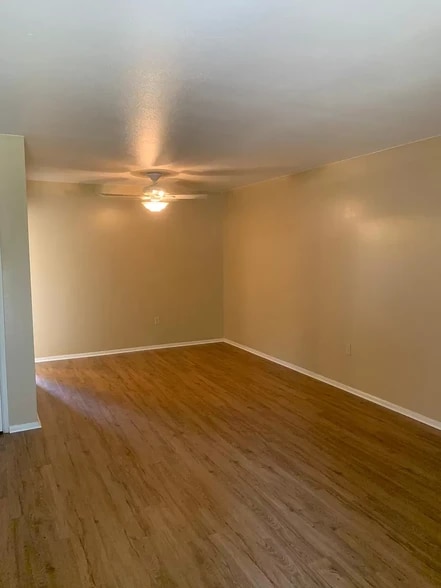 Dining area - 10620 W Coggins Dr
