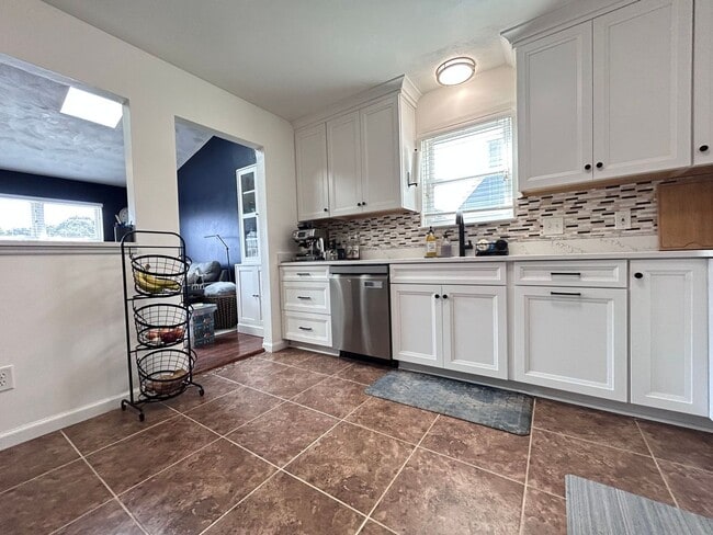 Building Photo - 3-bedroom Gem in the heart of Virginia Bea...