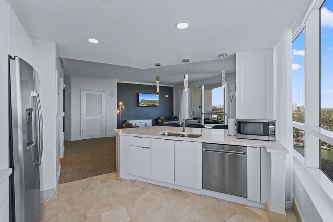 Building Photo - 4441 Collins Ave