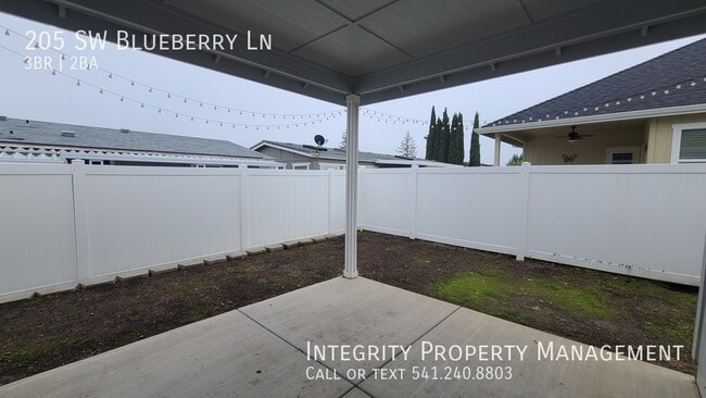 Building Photo - 205 SW Blueberry Ln