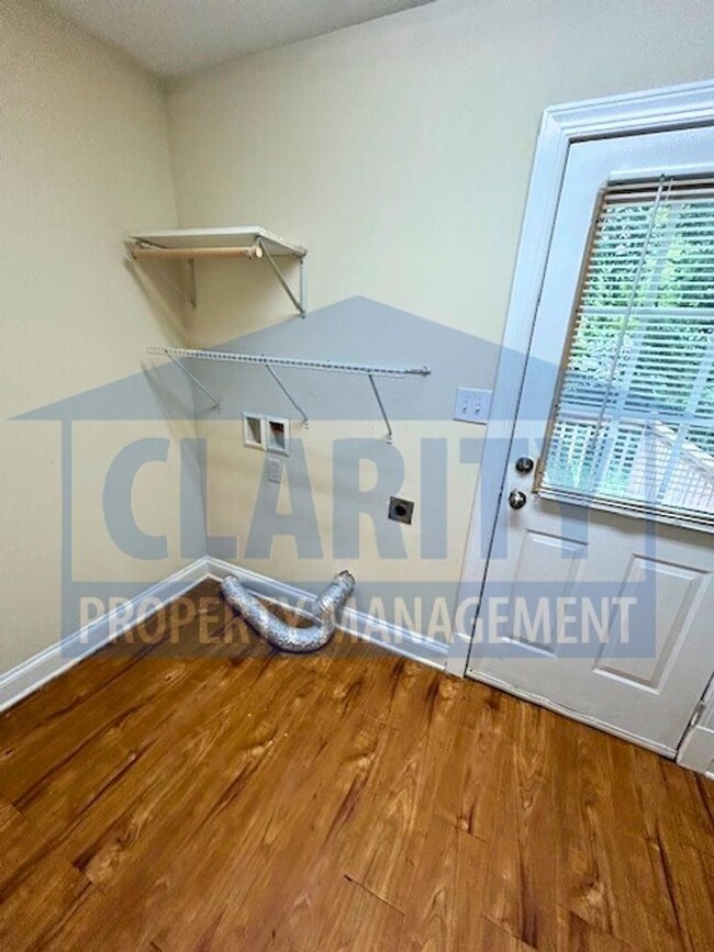 Building Photo - Great one level apartment in quiet location!