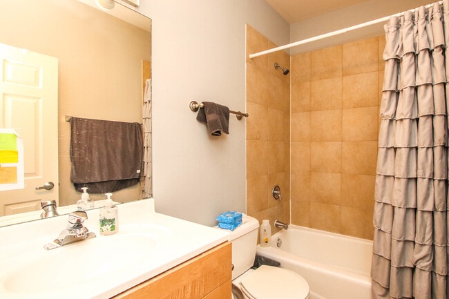 Building Photo - 838 N Racine Ave