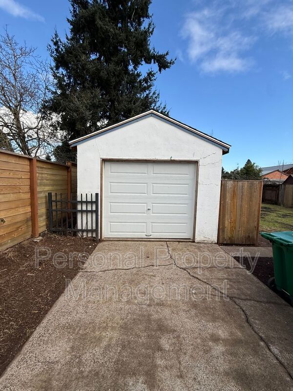 Building Photo - 1103 W St