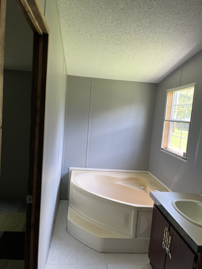Building Photo - 124 Meadow Ln