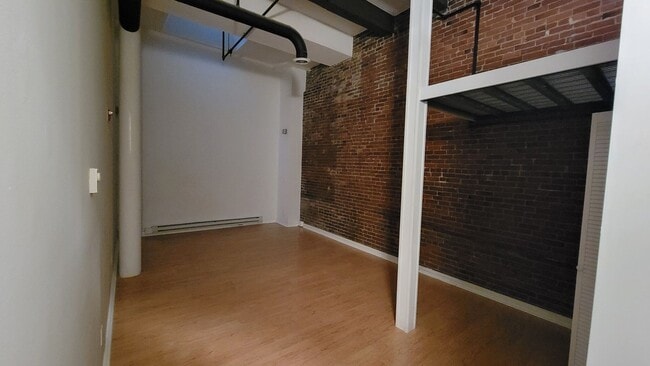 Building Photo - Three bed 2 bath in the North End!!!