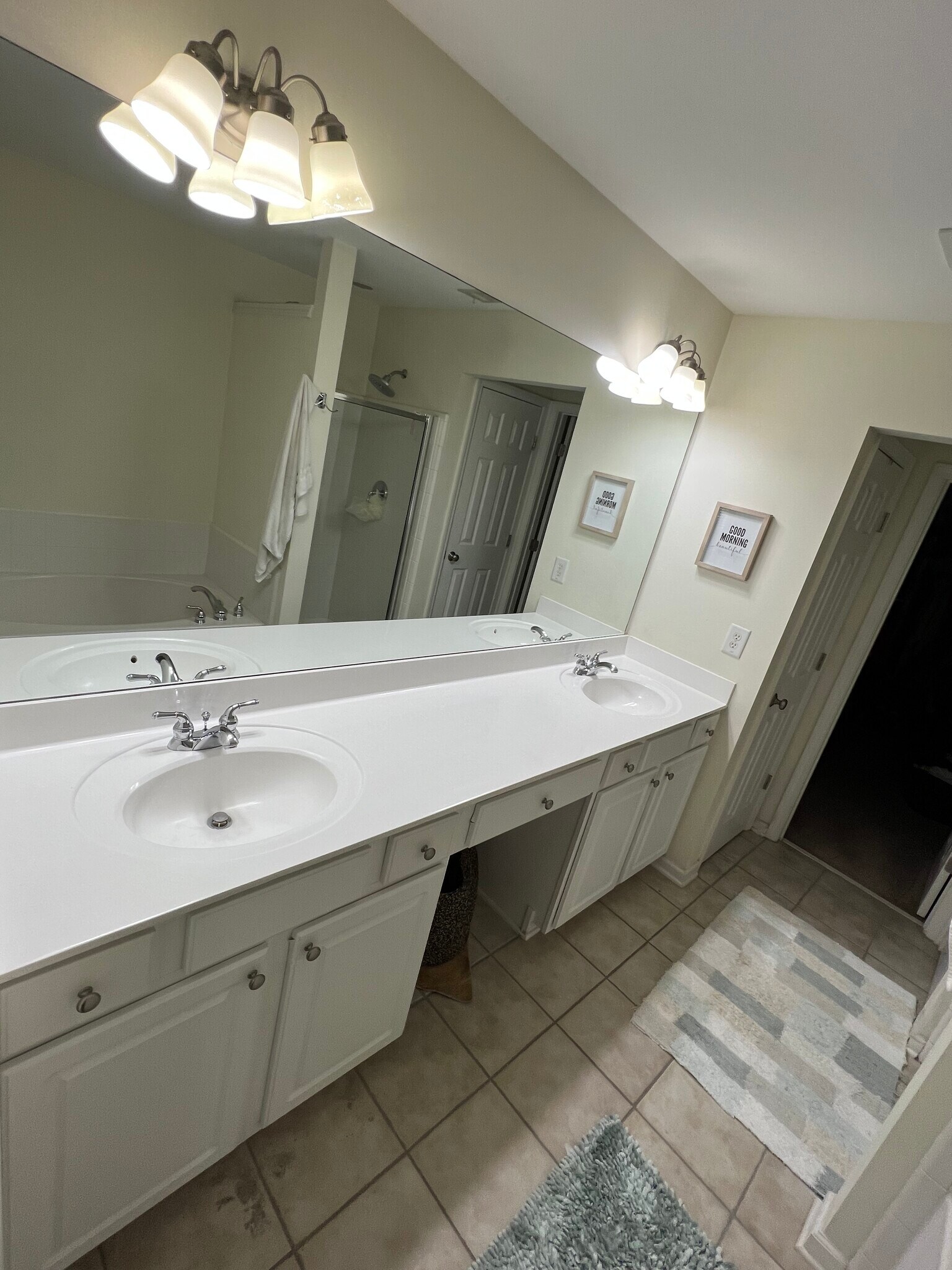 Main bathroom - 5731 Evadale Trce