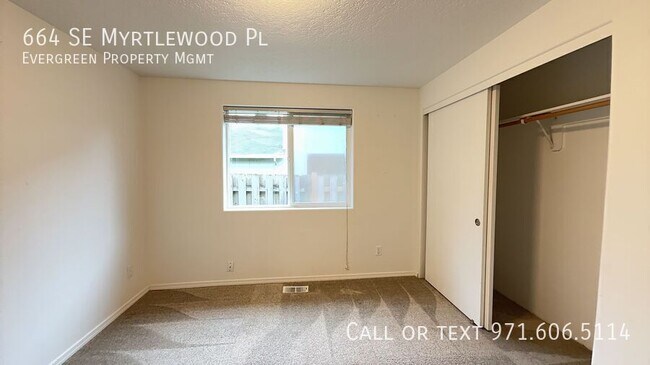 Building Photo - 664 SE Myrtlewood Pl