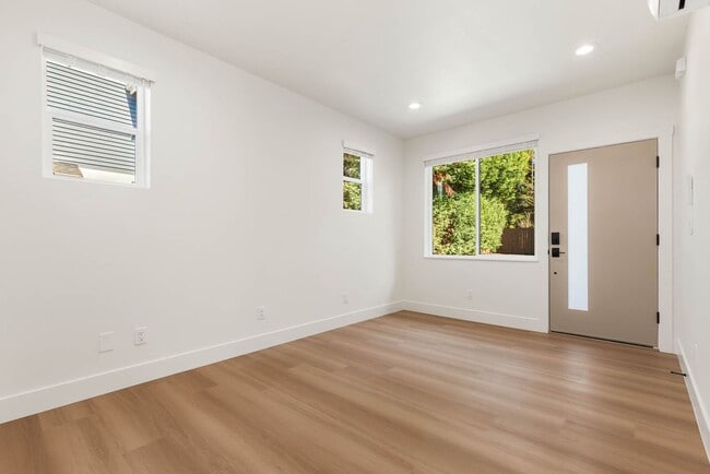 Building Photo - 108 6th St South