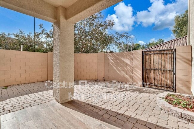 Building Photo - 2544 E Vermont Dr