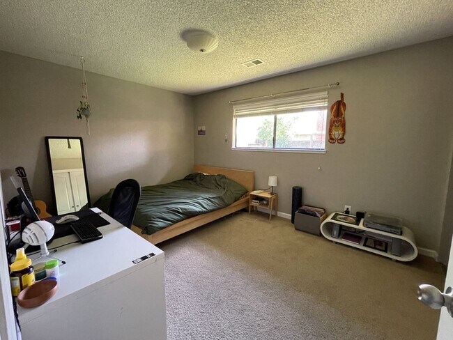 Building Photo - 3 Bedroom 2 bath home in North Davis