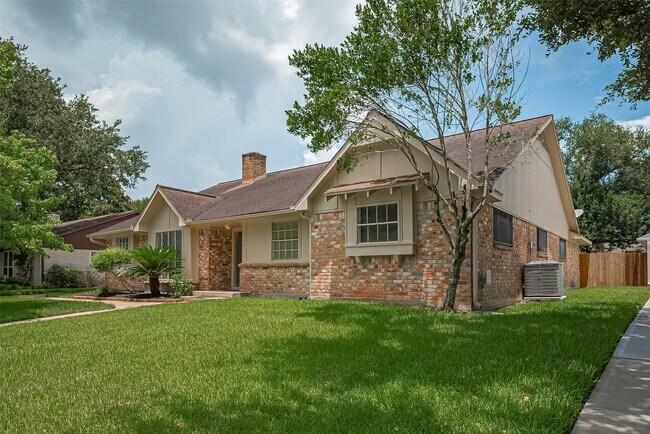 Building Photo - 3518 Rolling Green Ln
