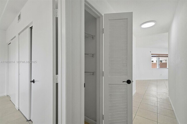 Building Photo - 1185 Marseille Dr