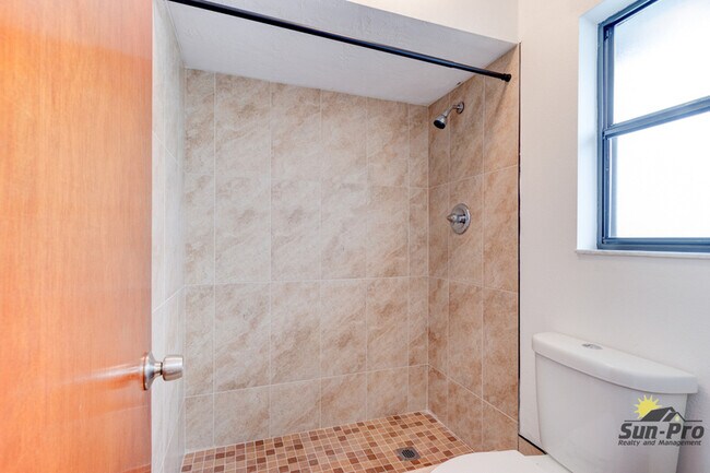 Building Photo - 2025 Willow Oak Dr