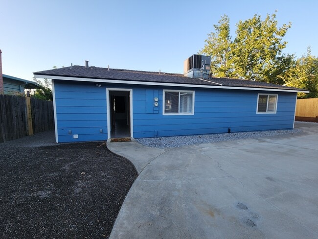 Building Photo - 1530 Aloha St