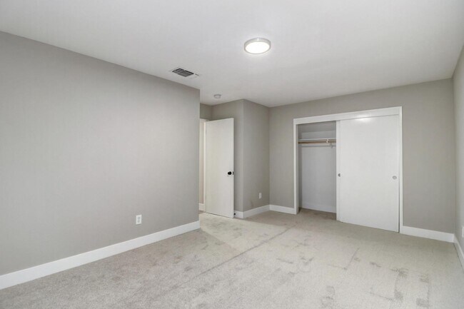 Building Photo - Fall Rental Available 9/1 – Stylish, Upgraded Duplex Near Covell Park