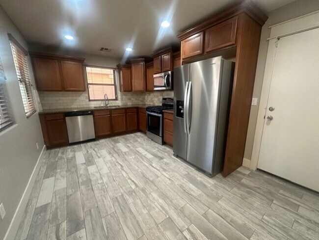 Building Photo - LYONS GATE COMMUNITY, 3PLUS DEN TWO STORY ...