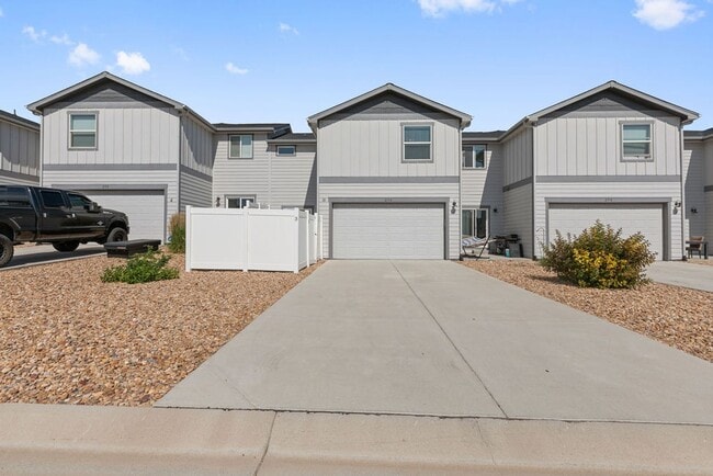 Building Photo - 290 E Chestnut St