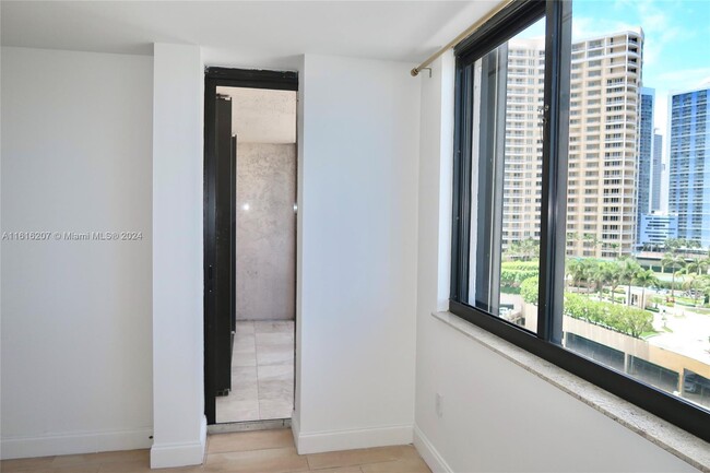 Building Photo - 540 Brickell Key Dr