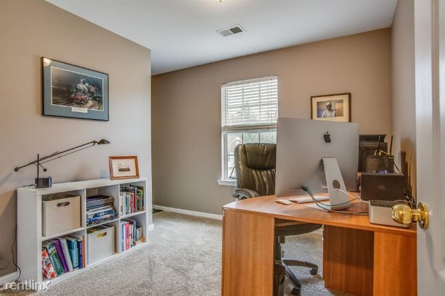 Building Photo - 4 br, 2.5 bath House - 1701 Portway CT.