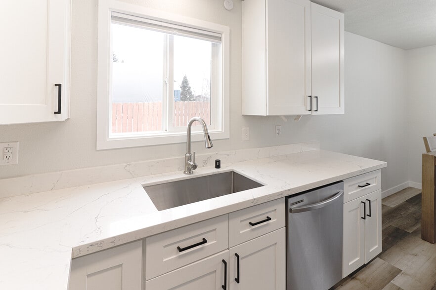 Building Photo - 8202 Mentra St