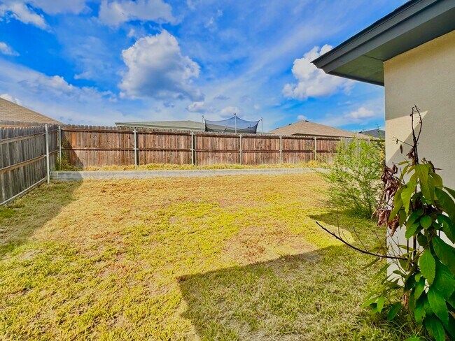 Building Photo - 1009 La Muralla St