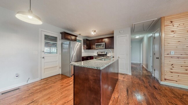 Building Photo - 408 Lealand Ln