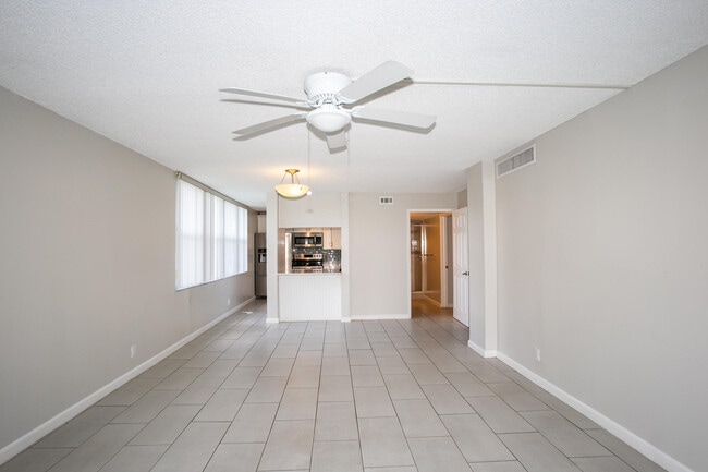 Building Photo - 9441 Live Oak Pl