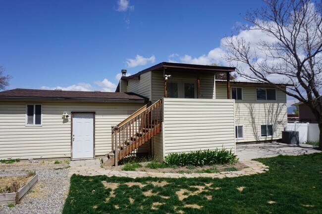 Building Photo - 4 Bedroom 2 Bath West Jordan Home