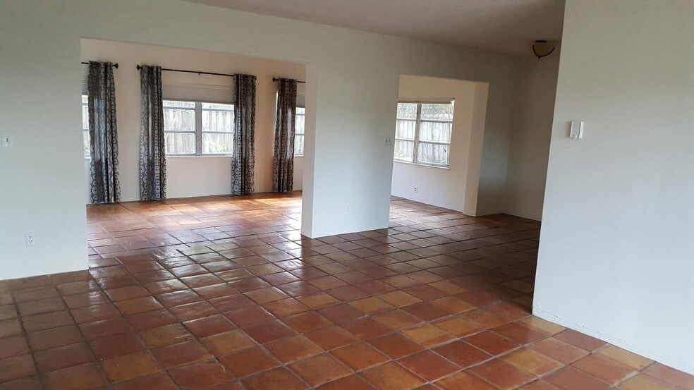 Building Photo - 1132 SW 3rd St