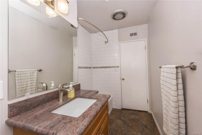 Building Photo - 1054 N Grand St