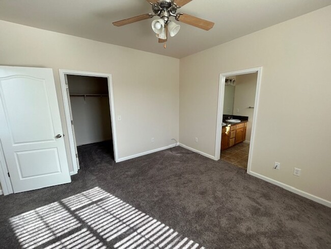 Building Photo - 2-story renovated condo ** MOVE IN SPECIAL...